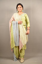 Load image into Gallery viewer, Pure Dola silk with handwork and Dour Color Dupatta
