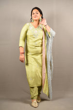 Load image into Gallery viewer, Pure Dola silk with handwork and Dour Color Dupatta
